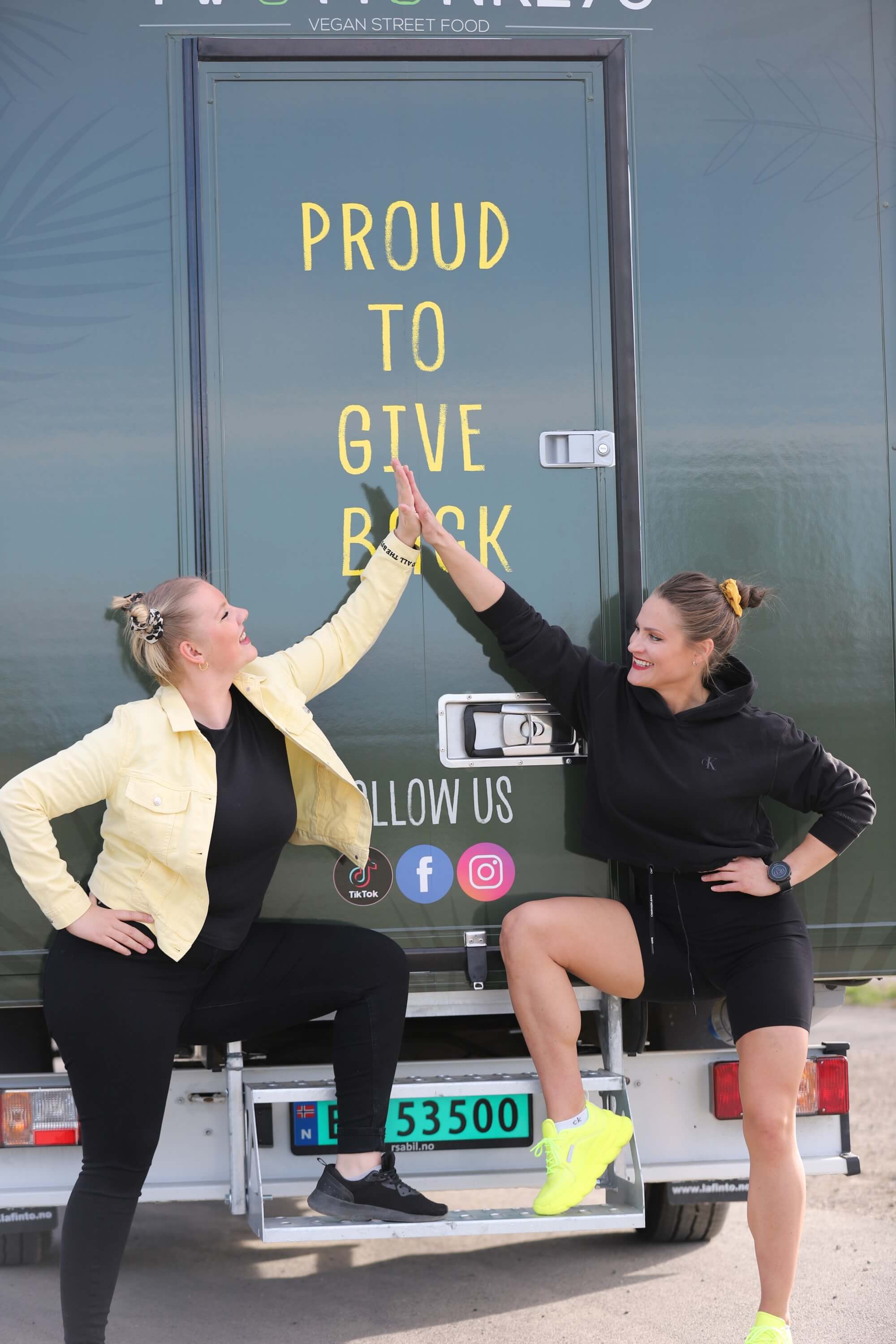 Skaperne av Two Monkeys